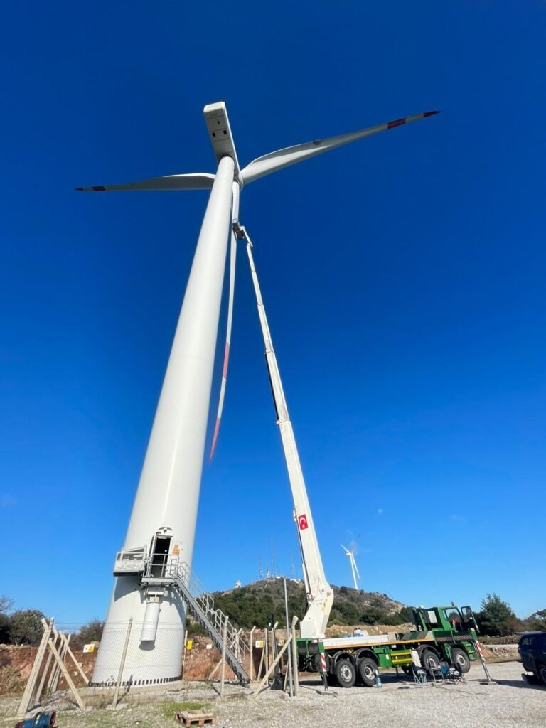 Mobil vinç ile rüzgar türbini bakım operasyonu
