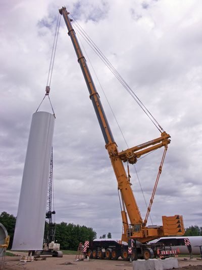 Yüksek tonajlı mobil vinç rüzgar türbini montaj operasyonu